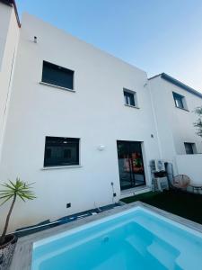 Belle chambre dans villa neuve avec piscine