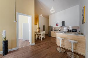 Urban Veranda - with AC -downtown- near the Synagogue