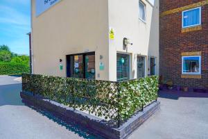 GO2 Gloucester Hotel by OYO