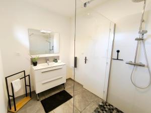 Maisons de vacances Les Rochers - Raffinement boise & Plage a 5 min en voiture - Serenite : photos des chambres