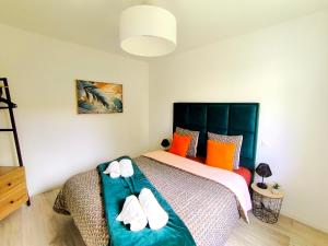 Maisons de vacances Les Rochers - Raffinement boise & Plage a 5 min en voiture - Serenite : photos des chambres