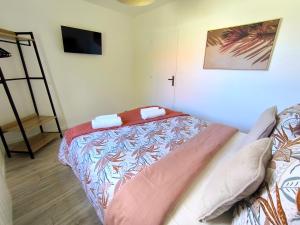 Maisons de vacances Les Rochers - Raffinement boise & Plage a 5 min en voiture - Serenite : photos des chambres