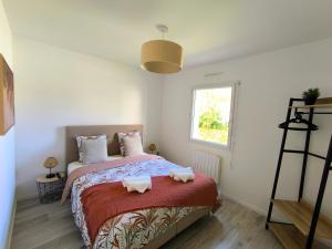 Maisons de vacances Les Rochers - Raffinement boise & Plage a 5 min en voiture - Serenite : photos des chambres