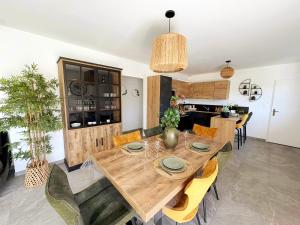 Maisons de vacances Les Rochers - Raffinement boise & Plage a 5 min en voiture - Serenite : photos des chambres