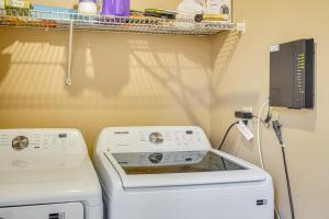 Cozy 2-bedroom townhouse with 11 pools