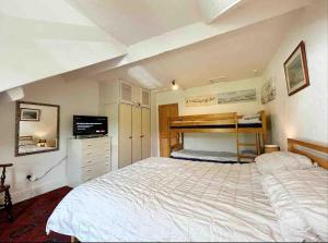 LlysArthur Snowdon, Yr Wyddfa, Base in Llanberis