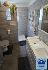 Sejours chez l'habitant EntreLac&Ocean2 - Chambre d'hotes-Entree et Terrasse privee - cyclotouristes et motards bienvenus : Chambre Double Standard avec Salle de Bains Commune