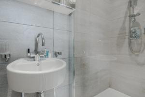 Shard View Apartment with Lift at London Bridge