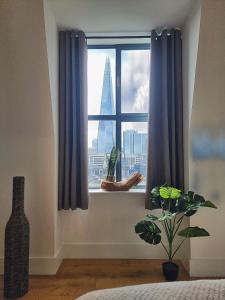 Shard View Apartment with Lift at London Bridge