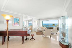 REF 1991 - Cannes Croisette - Sea view apartment for rent