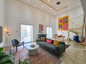 HiGuests - Huge Duplex for Creative Inspiration!