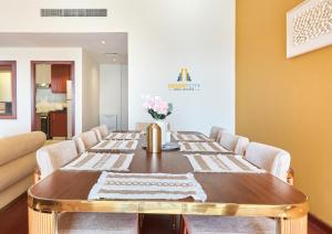 Beachfront 2BR, Sea & Ain Dubai View, JBR Walk Hosted by Desert City Stays