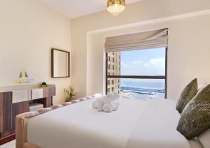 Beachfront 2BR, Sea & Ain Dubai View, JBR Walk Hosted by Desert City Stays