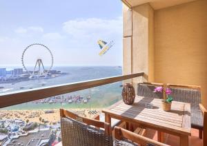 Beachfront 2BR, Sea & Ain Dubai View, JBR Walk Hosted by Desert City Stays