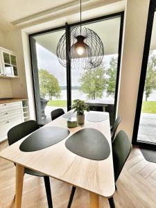 Orli Dziób - apartament nad brzegiem z basenem i sauną