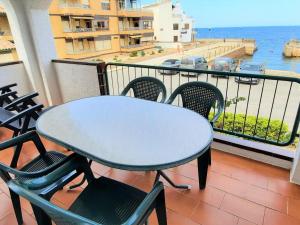 Apartamento Excelente en Primera Línea de Mar en Sant Carles, Llançà - ES-170-73