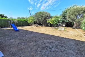 Charming T4 with garden near the sea