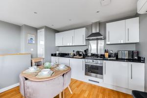 Central Lux Penthouse with Balcony, Terrace & Prking