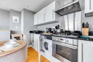 Central Lux Penthouse with Balcony, Terrace & Prking