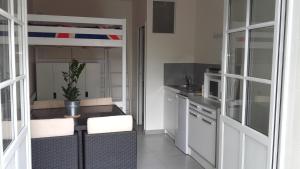 studio tout confort dans petit jardin calme