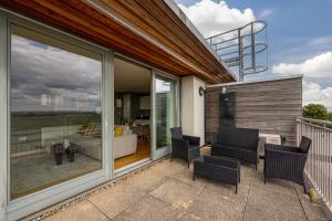 Central Lux Penthouse with Balcony, Terrace & Prking