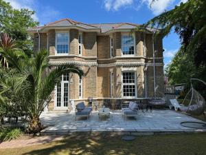 DEAN PARK MANOR by BOURNECOAST - A Superb Manor House with Pool, Spa and Cinema Room - HB8399