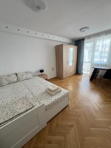 2x Bedroom, 2x WC, Free Parking, 4x Balcony, Central Top Location, SUNNY Bijou Flat