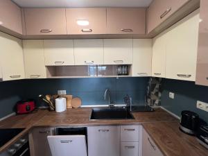 2x Bedroom, 2x WC, Free Parking, 4x Balcony, Central Top Location, SUNNY Bijou Flat