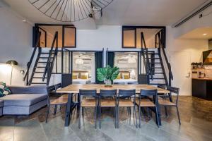 Stylish and sunny 7BD with garden for 17 guests!