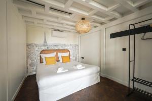 Stylish and sunny 7BD with garden for 17 guests!