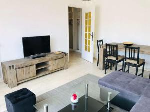 Lympia - one bedroom apartment near the port