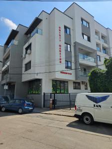 Modern 2BR Apartment, Free Parking, Near City Center & Metro