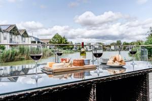 Sorrel House - stunning lakeside family home with very comfortable beds and dog friendly, free spa access