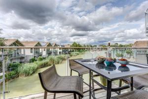 Sorrel House - stunning lakeside family home with very comfortable beds and dog friendly, free spa access