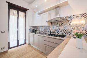 Cozy Flat Private Patio 2 Min Walk to Metro