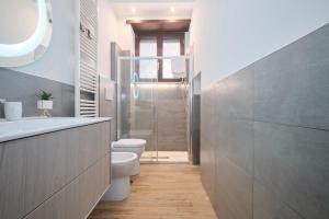 Cozy Flat Private Patio 2 Min Walk to Metro