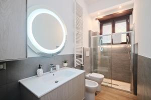 Cozy Flat Private Patio 2 Min Walk to Metro