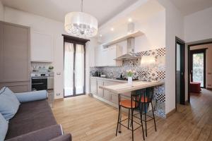 Cozy Flat Private Patio 2 Min Walk to Metro