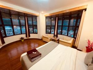 Hotel Hadimba palace Sky Mountain View - Near Mall Road , Manali