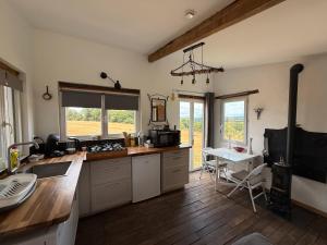 Maisons de vacances Tiny house bord de l-etang - Iri : photos des chambres