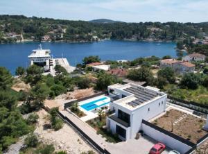 Sunset Villa Aves with Pool, Gym and Sauna