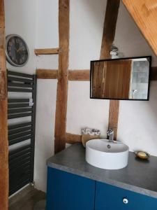 Maisons d'hotes charmante chambre d-hote avec cuisine salon et jardinet : photos des chambres