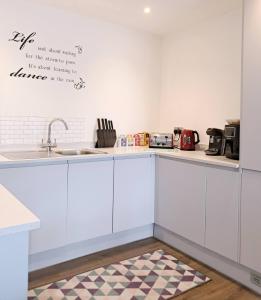 Lets Stay SA Manchester 2Bed 2Bath l Waterfront l Balcony l Book Now for January l February l March Low Rates Offer