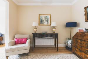 Luxury 2BR Home Garden & Open Living Space