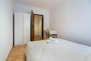 Sowińskiego Lakeside Calm Apartment by BookingHost