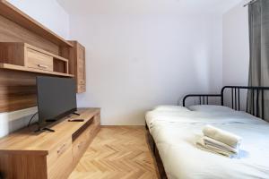 Sowińskiego Lakeside Calm Apartment by BookingHost