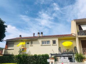 Votre séjour à Sanary DANS BAS DE VILLA avec 1 terrasse végétalisée et abritée exposition Est Sud Ouest à 400m du Centre ville en zone piétonne où tout peut se faire à pied