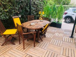 Votre séjour à Sanary DANS BAS DE VILLA avec 1 terrasse végétalisée et abritée exposition Est Sud Ouest à 400m du Centre ville en zone piétonne où tout peut se faire à pied