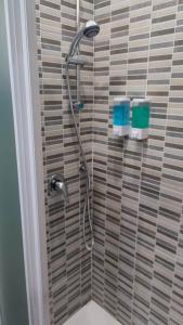 B independent entrance private bathroom - no kitchen