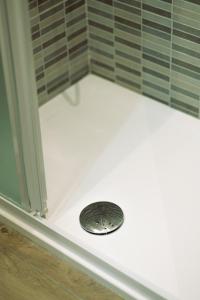 B independent entrance private bathroom - no kitchen